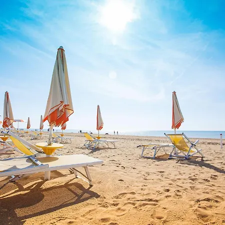 Flat With Terrace Near The Sea شقة